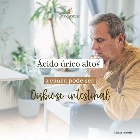 Homem pensativo em ambiente moderno sobre ácido úrico alto e disbiose intestinal.